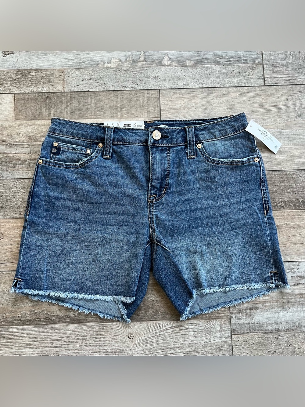NWT Seven7 Women's Weekend Short Size 4